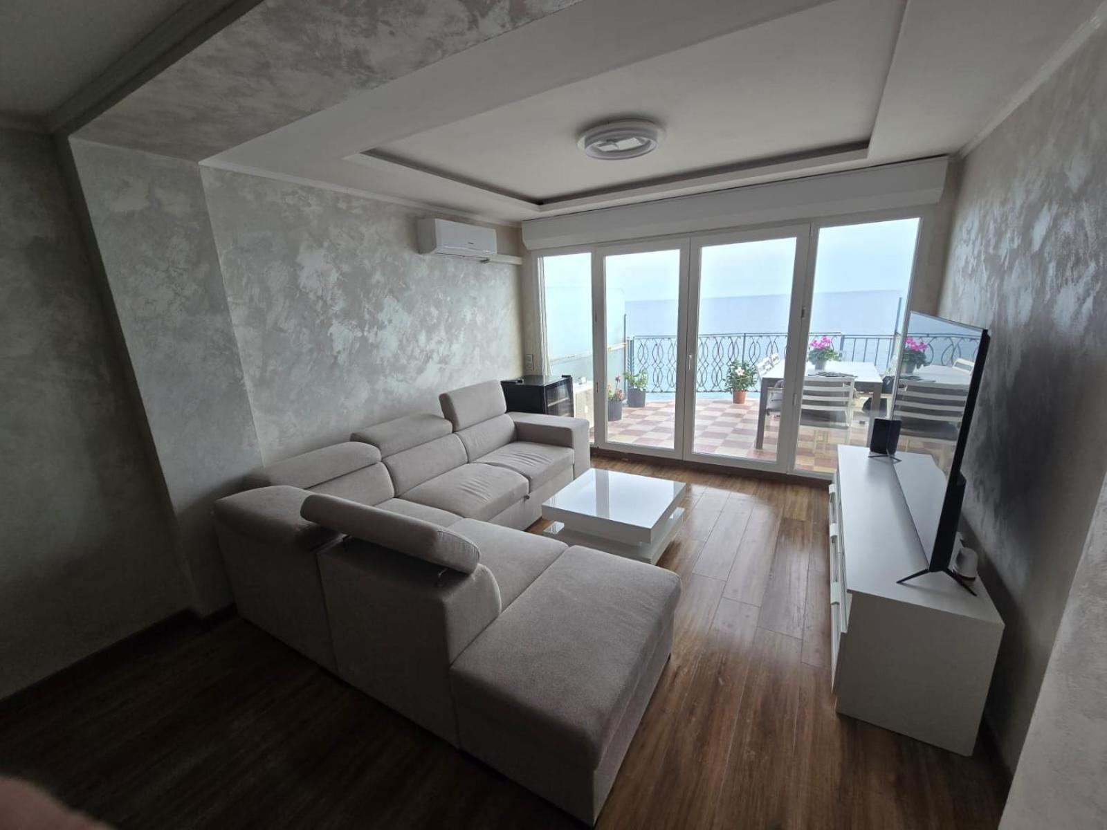With Sea View Lejlighed *